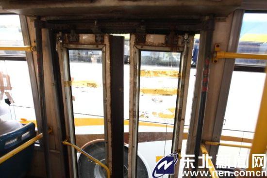 大部分247公交车的车门都破损严重
