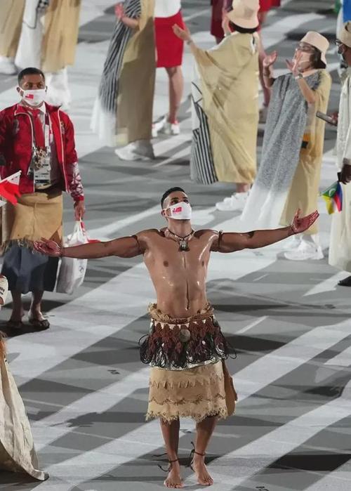 汤加的旗手走红日本奥运全身涂满油没有穿上衣一点也不油腻