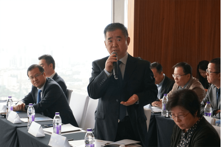 复旦大学附属华山医院神经外科副主任钟平教授作为大会主席代表发表