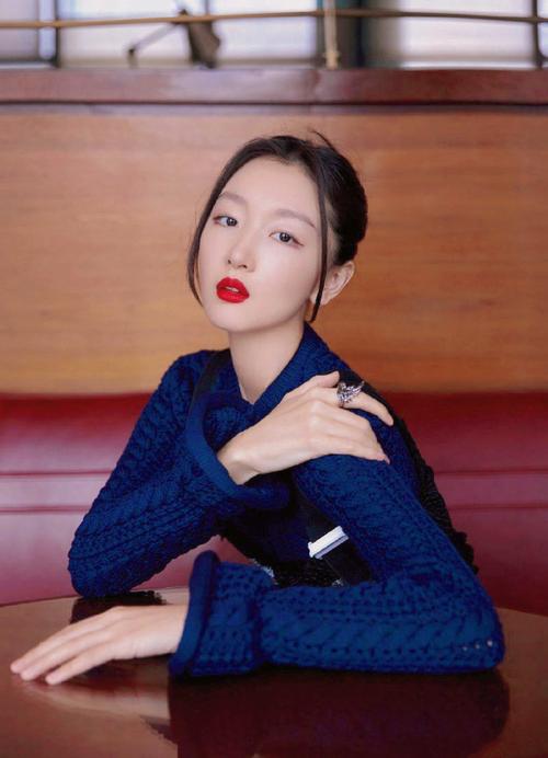 周冬雨vogue新篇章之夜#周冬雨蓝色针织上衣,干净利落的发型,长摆