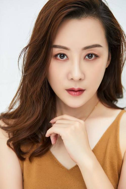 魏辰妃最新写真大片曝光造型精致干练优雅御姐范十足