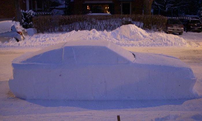 男子在禁停区用雪堆了辆酷似真车的"雪车",警察开了"罚单"