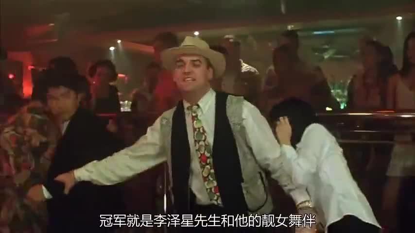 百变星君星爷带美女飙车结果开着开着口吐白沫了