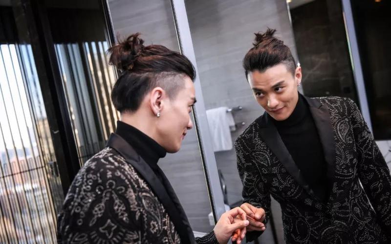 手握绣春刀 潇洒靠车圈粉丝 我不抓药神的周一围