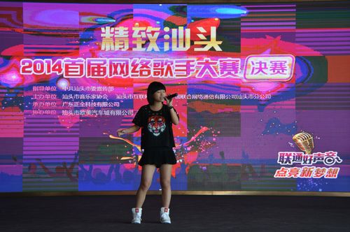 没错,就是汕头电台《活力工场》的主持人——肖笛,小黑.