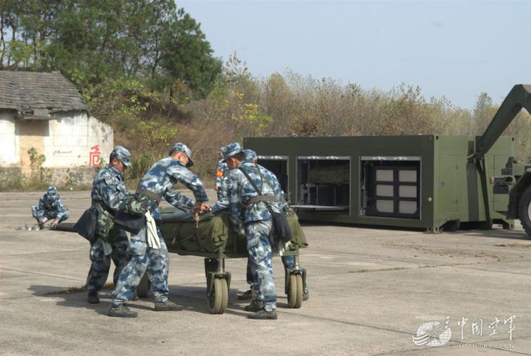 我军机场守卫部队演习动真格 又见大兵叼匕首