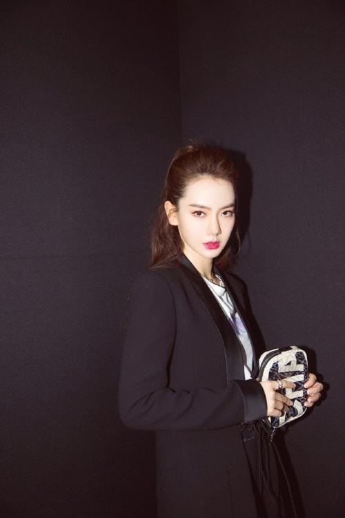 近日,戚薇素颜出镜主演新剧《北京女子图鉴》,遭网友质疑整容.