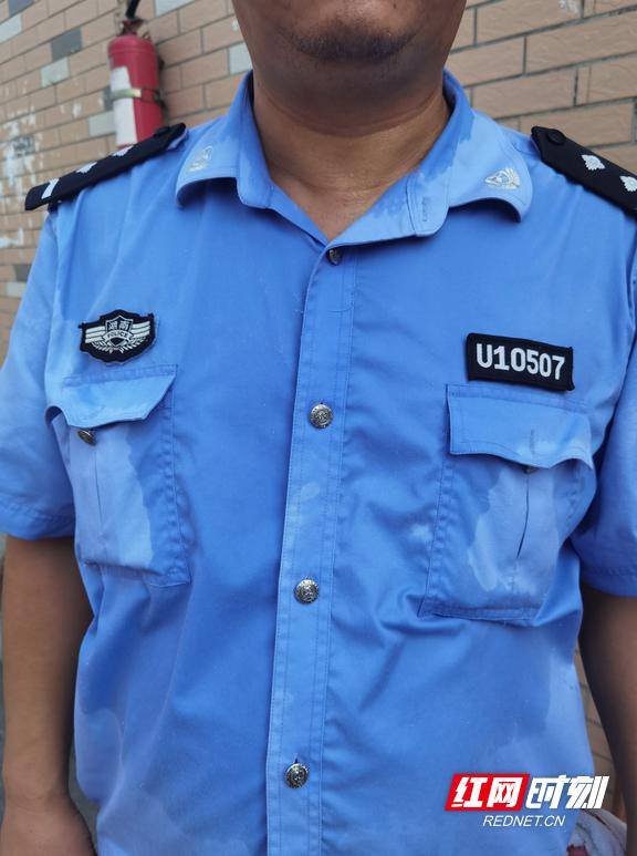 汗水浸湿的警服.