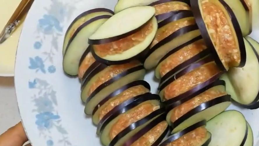 给你个炸茄盒最详细,最简单的做法,一看就能学会,外酥里软特别香