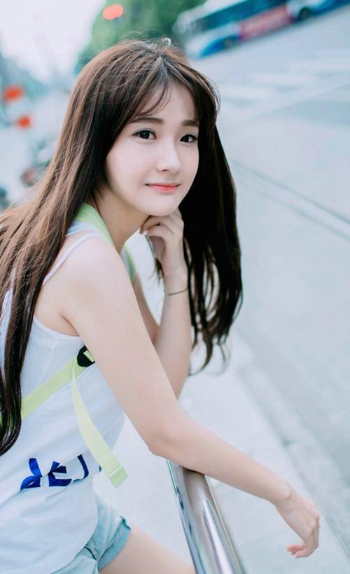 清纯白皙长发美女夏日清凉可爱唯美街拍写真