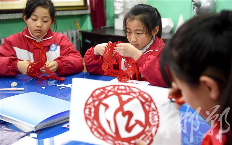 小巧手剪纸迎"国家宪法日"