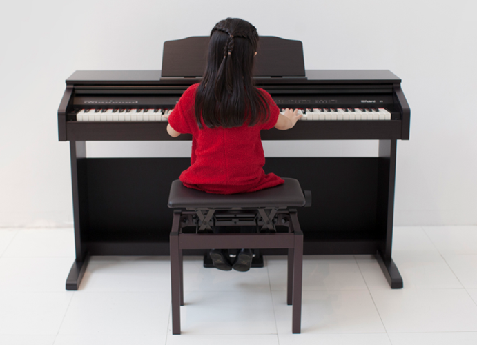罗兰电钢琴的明星型号,键盘反应灵敏,击锤结构与象牙质感让初学者精细