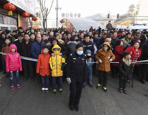 为啥都喜欢看热闹呢?看看太原一商场火灾围观现场!