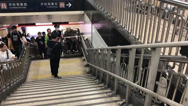 上午930北京地铁王府井站很多游客驻足观看发生了什么事