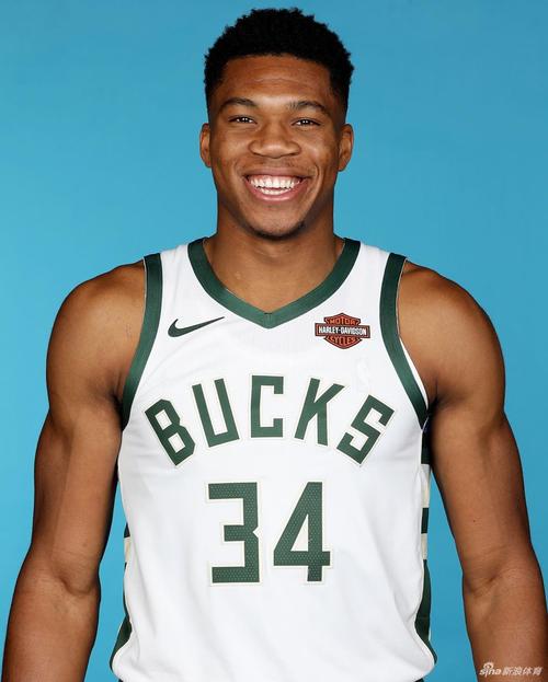 平头到烫头!雄鹿队大腕字母哥从稚嫩走向成熟