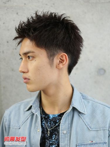 颧骨高的男生适合什么发型露额头侧分短发好看