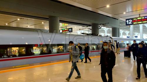 中国高铁成都东站动车站台候车高铁出发