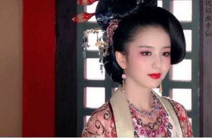 舞蹈演员出身的佟丽娅身材纤瘦,骨架小,可惜看得出骨架是实在太小了