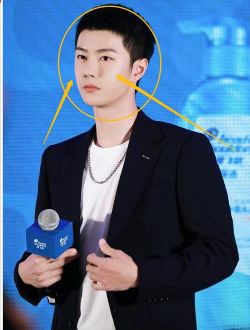 王一博金链西装活动生图短发下的脸型挺真实重要的是换了气质