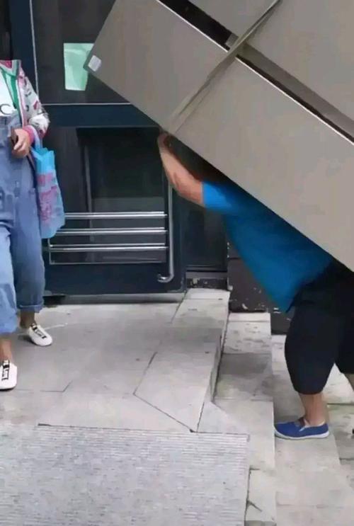 东莞一女子买冰箱雇人背8楼,搬运工要100,你们说合理吗?