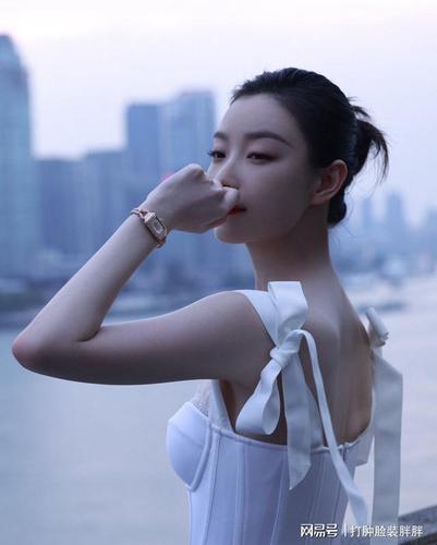 倪妮侧脸生图火上热搜衣着清凉美胸纤腰皮肤白皙好有气质