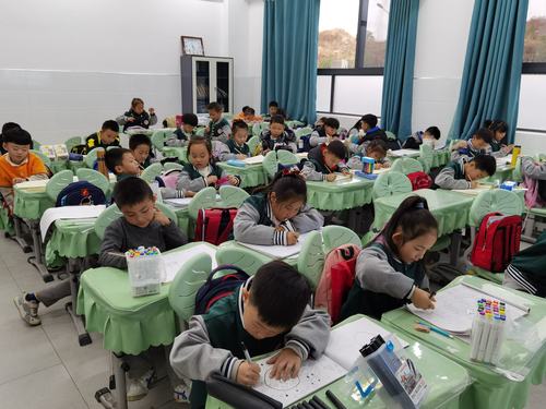 安阳市锦绣学校——创意速写(甜甜圈)