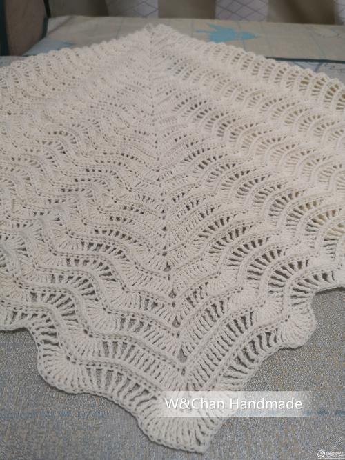 大姨某天拿了一堆毛线来,放置多年不知量,钩披肩最合适,想长想短都行