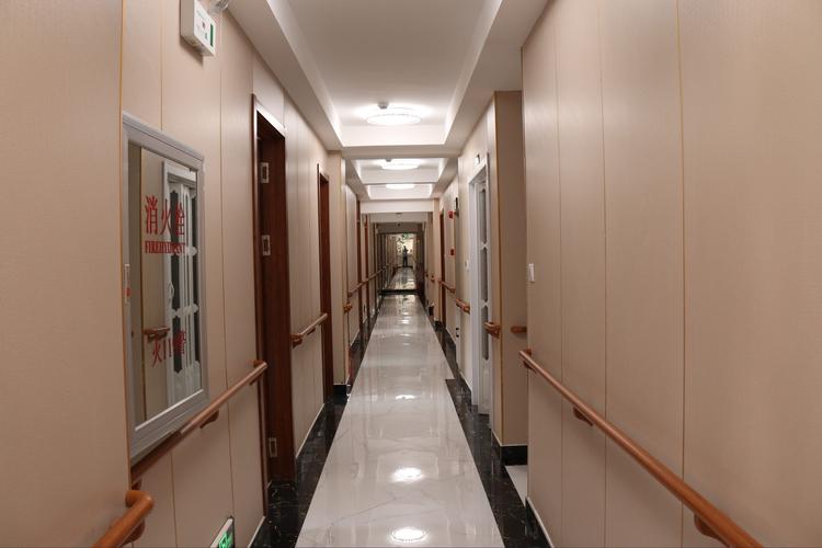 丹东市唯一一个依湖而居的老年公寓.