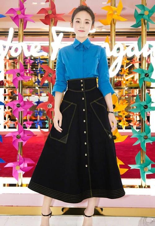 张佳宁穿衣秀"领口腰",扑面而来的少女感,裙子成了