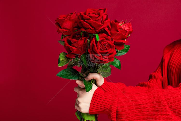 女生手捧玫瑰花特写