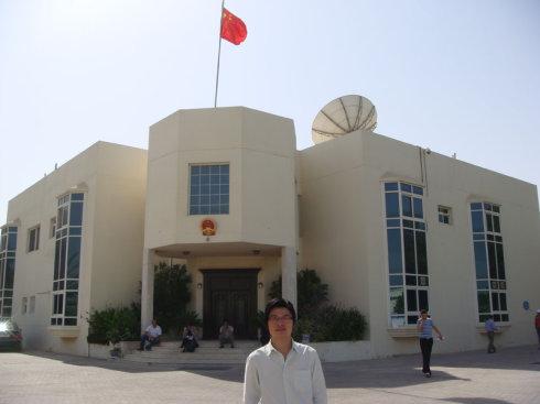 中国驻迪拜大使馆,小的很,异常简陋,里面人挤人,从外面看更像是座租来