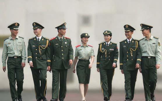 武警部队8月1日全面换装; 【组图】中国武警部队建军节将换着07式服装