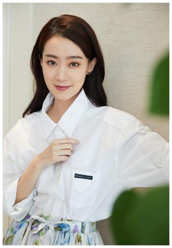 35岁张小斐素颜照曝光在片场与粉丝合影状态佳网友感叹像17岁