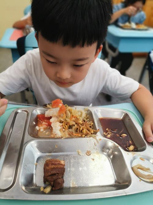 小学生,好好吃饭