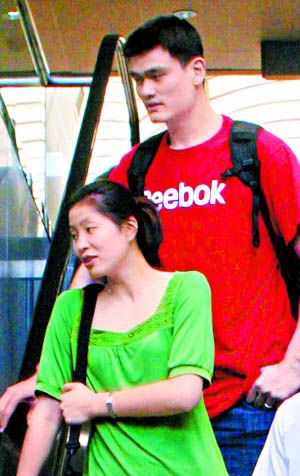 姚明偕妻子叶莉回国休假 称想念中国国家队队友