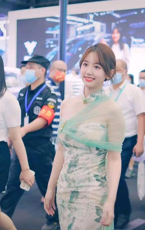 蓝衣战神现身车展身穿旗袍当车模网友别挡我看车