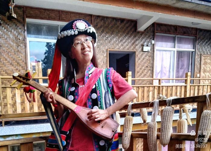 拨弄着古老的弹拨乐器——达比亚.感受怒族文化.