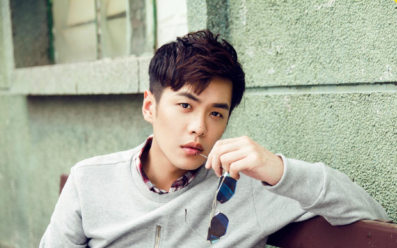 霸气羽皇张若昀最新时尚写真壁纸_另类现代潮男