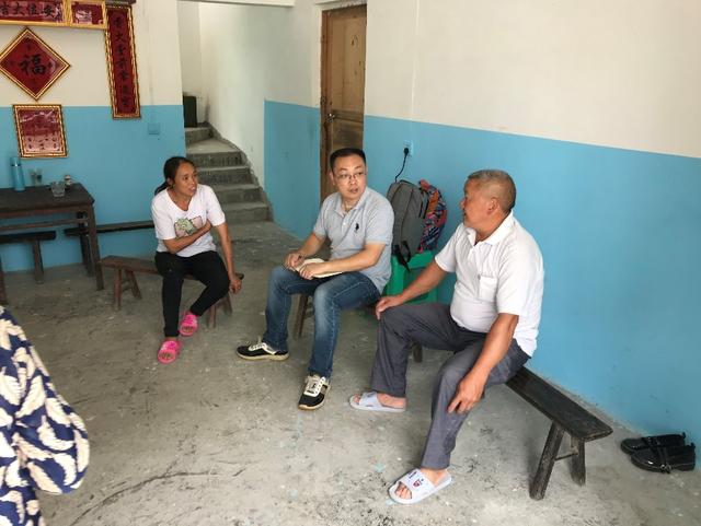 一次秦伟斐回城,不知怎么喻登尧知道了,偷偷跑进大山,采摘了一大包芽