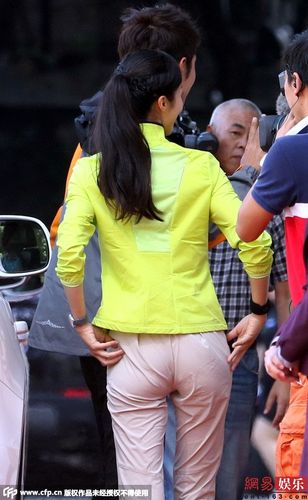 韩雪裤子粘腿隐约露内裤边