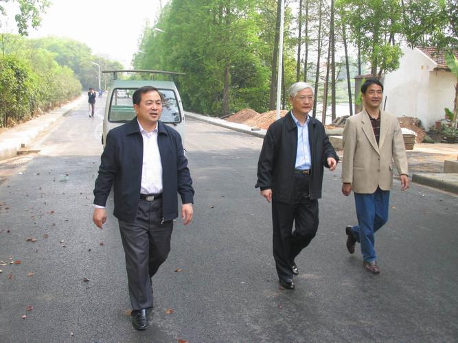 武汉市常务副市长袁善腊同志到武汉植物园检查周边整治工作