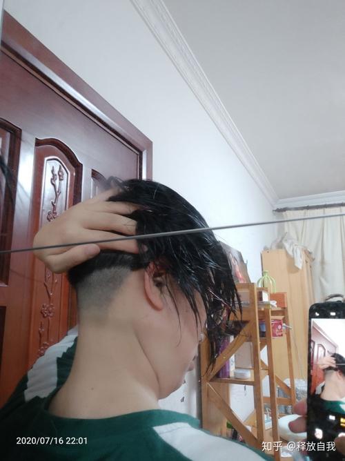 剃光后脑勺第一天上班