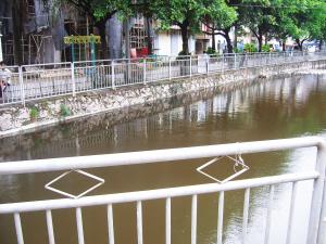 不设防池塘 br/>装上护栏了---宝安日报多媒体数字