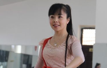 王二妮和妹妹王小妮谁更漂亮?