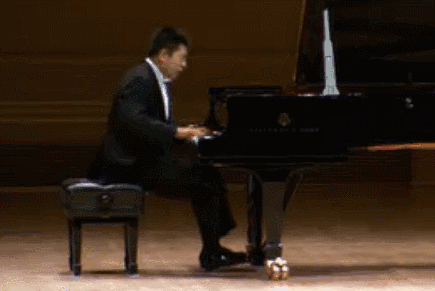 靠表情包上热搜的郎朗,"摇头晃脑"可以让人成为钢琴家