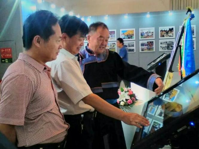 呼伦贝尔市民委主任莫日根布库与呼伦贝尔摄影杂志社主编,鄂温克旗