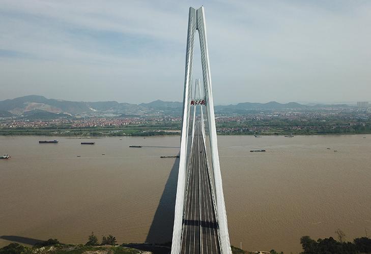 湖北两座长江大桥同日开通