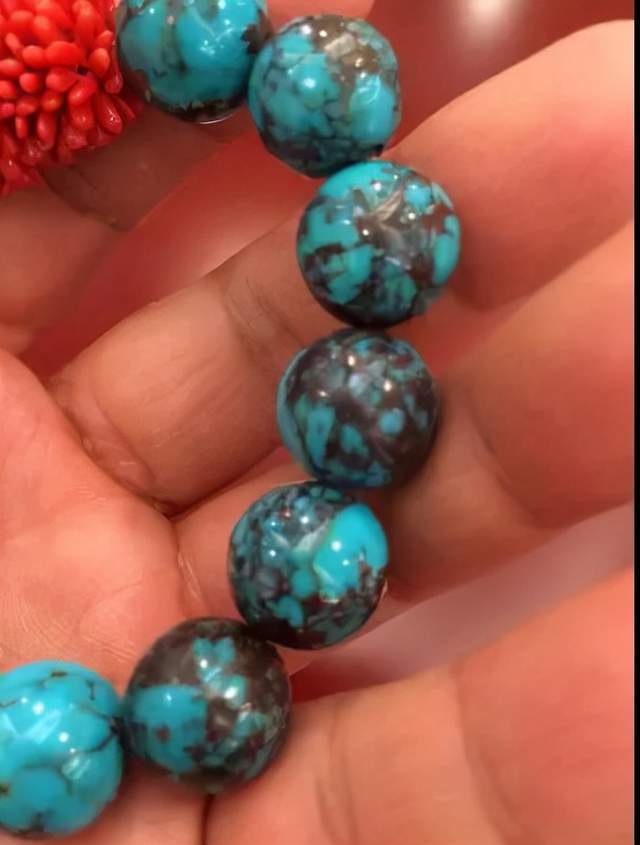 铁线的颜色是比斯比绿松石特有的印记,可以让它与世界上绝大多数产地