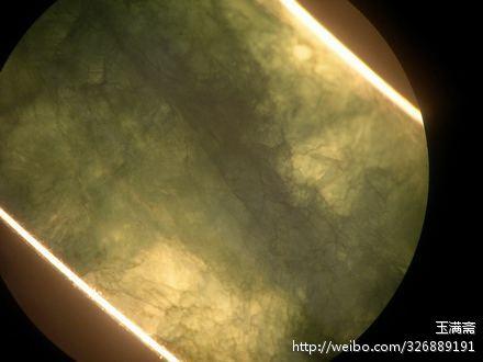 从图片和放大镜里对比:翡翠a货和b货的区别