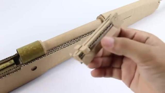 国外牛人用硬纸板打造一把《绝地求生》里的98k,太帅了!